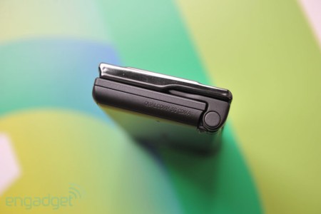 Cận cảnh điện thoại Android 2 màn hình độc đáo - Hình 7