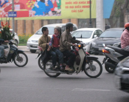 Cha mẹ chở con như... làm xiếc trên đường - Hình 5