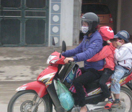 Cha mẹ chở con như... làm xiếc trên đường - Hình 3