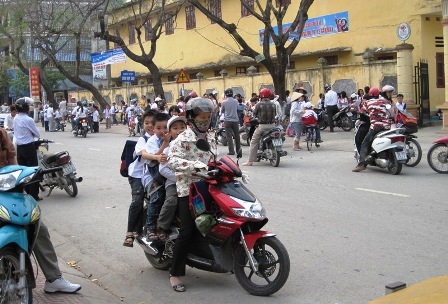 Cha mẹ chở con như... làm xiếc trên đường - Hình 7