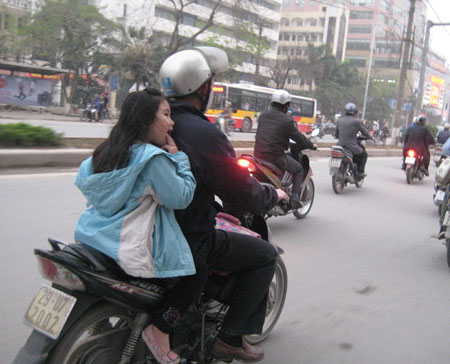 Cha mẹ chở con như... làm xiếc trên đường - Hình 1