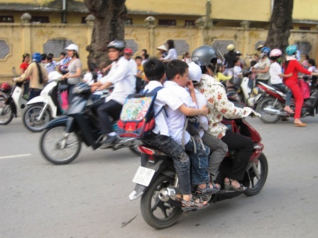 Cha mẹ chở con như... làm xiếc trên đường - Hình 11