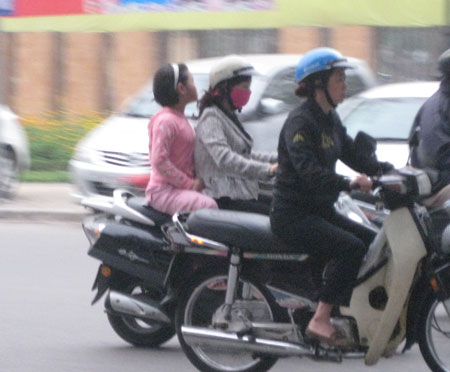 Cha mẹ chở con như... làm xiếc trên đường - Hình 2