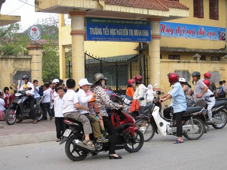 Cha mẹ chở con như... làm xiếc trên đường - Hình 8