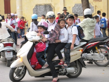 Cha mẹ chở con như... làm xiếc trên đường - Hình 13