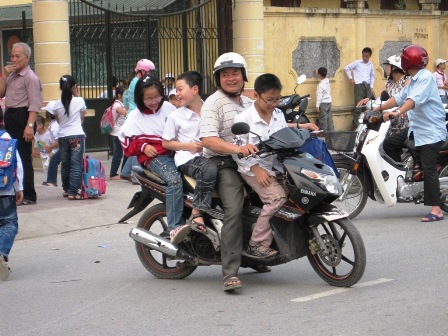 Cha mẹ chở con như... làm xiếc trên đường - Hình 12