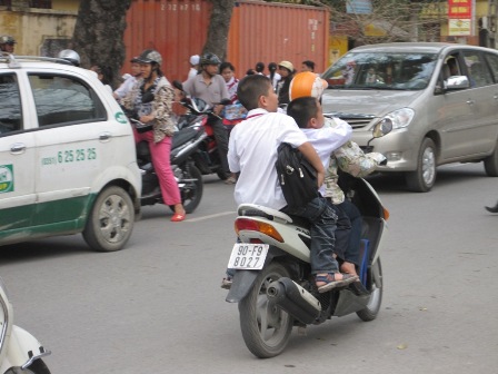 Cha mẹ chở con như... làm xiếc trên đường - Hình 10