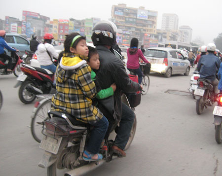 Cha mẹ chở con như... làm xiếc trên đường - Hình 4
