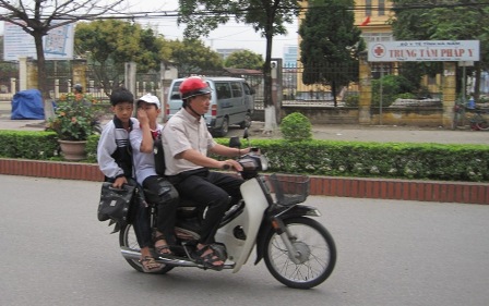 Cha mẹ chở con như... làm xiếc trên đường - Hình 15
