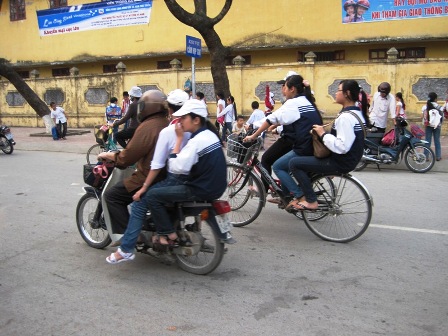Cha mẹ chở con như... làm xiếc trên đường - Hình 14
