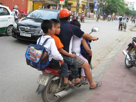 Cha mẹ chở con như... làm xiếc trên đường - Hình 6