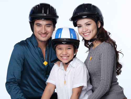 Diễm Hương làm duyên với mũ bảo hiểm - Hình 8