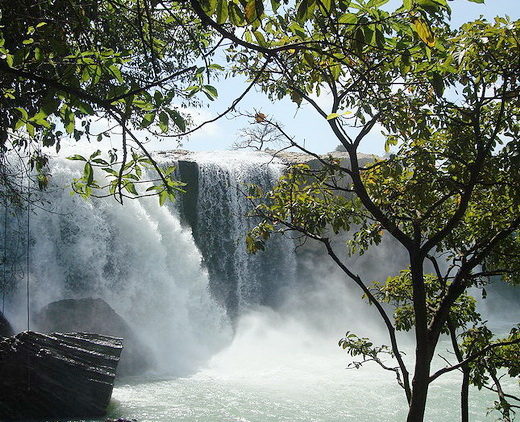 Huyền bí thác Dray Nur - Hình 1