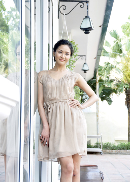 Phan Thị Lý duyên dáng với đầm màu nude - Hình 4