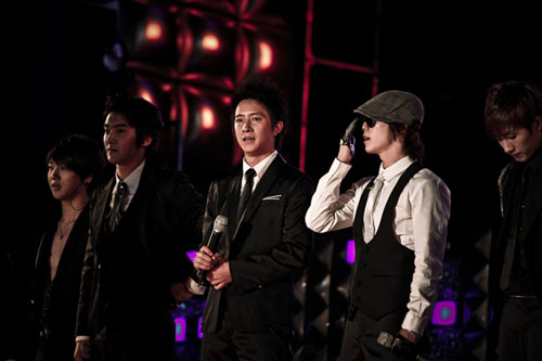 Thành viên Super Junior nghịch với lửa - Hình 9