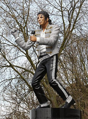 The statue of Michael Jackson almost dropped his child causing controversy - Picture 3