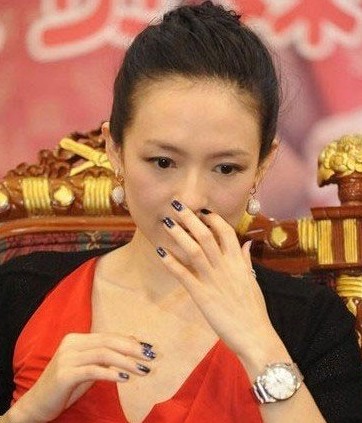 Chương Tử Di ngoáy mũi giữa bàn dân thiên hạ - Hình 3