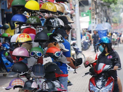 HAM MŨ BẢO HIỂM RẺ, HẠI THÂN: Hàng dỏm đầy đường - Hình 1