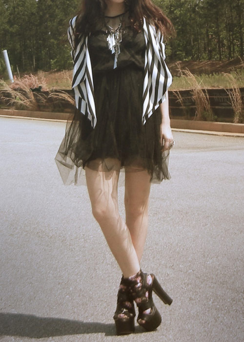 Mặc áo kẻ chất như blogger thời trang - Hình 15