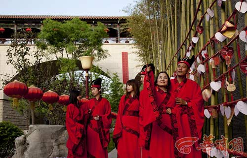 Mặc quốc phục làm đám cưới tập thể - Hình 13