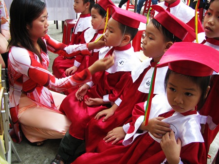 Ngộ nghĩnh bé mẫu giáo mặc áo tân cử nhân - Hình 4