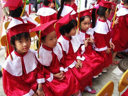 Ngộ nghĩnh bé mẫu giáo mặc áo tân cử nhân - Hình 5