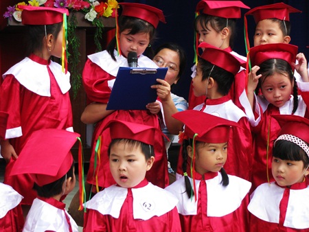 Ngộ nghĩnh bé mẫu giáo mặc áo tân cử nhân - Hình 1