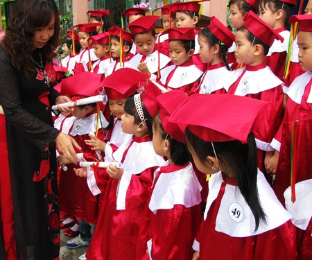 Ngộ nghĩnh bé mẫu giáo mặc áo tân cử nhân - Hình 10