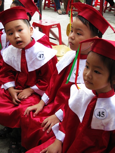 Ngộ nghĩnh bé mẫu giáo mặc áo tân cử nhân - Hình 6