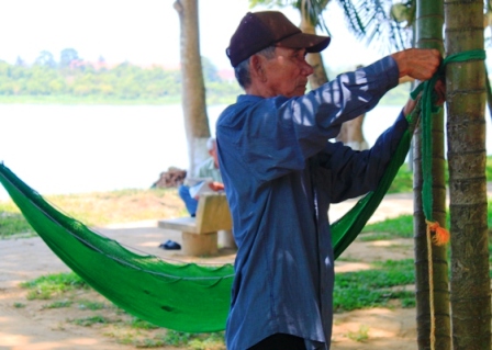 TP Huế: Người dân cố đô rủ nhau ra sông Hương trốn nóng - Hình 1