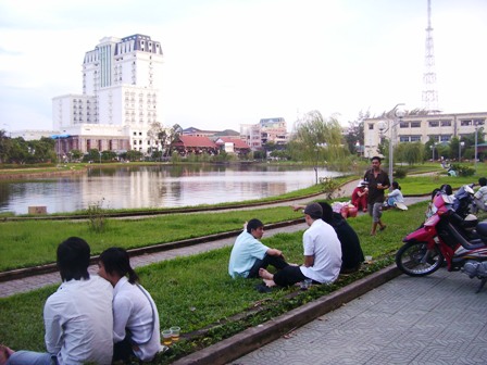 TP Huế: Người dân cố đô rủ nhau ra sông Hương trốn nóng - Hình 9