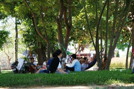 TP Huế: Người dân cố đô rủ nhau ra sông Hương trốn nóng - Hình 4