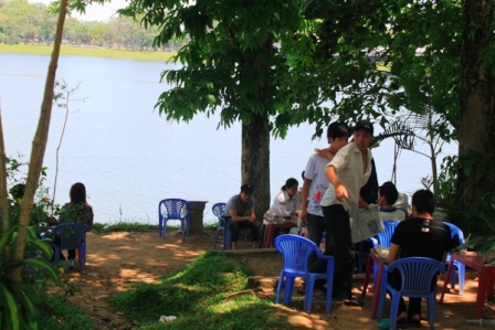 TP Huế: Người dân cố đô rủ nhau ra sông Hương trốn nóng - Hình 2