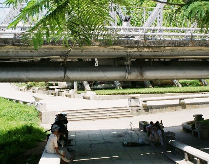 TP Huế: Người dân cố đô rủ nhau ra sông Hương trốn nóng - Hình 5