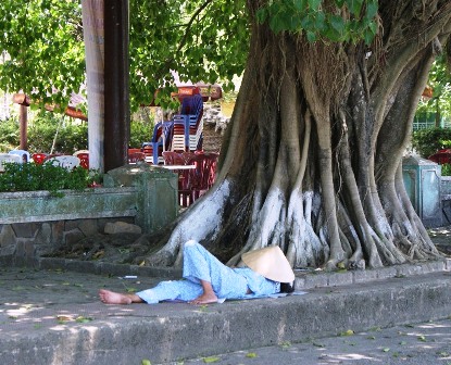 TP Huế: Người dân cố đô rủ nhau ra sông Hương trốn nóng - Hình 7