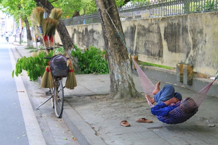 TP Huế: Người dân cố đô rủ nhau ra sông Hương trốn nóng - Hình 8