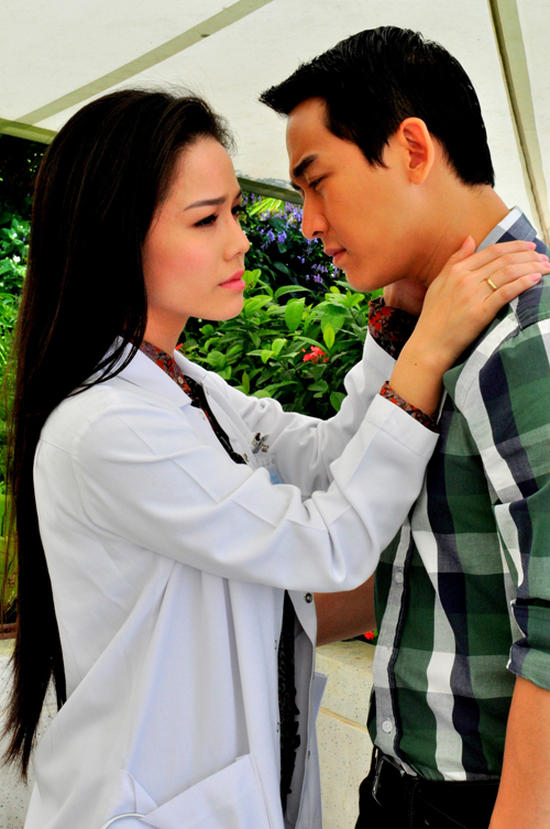 Vĩ Văn khóc trên vai Nhật Kim Anh - Hình 2