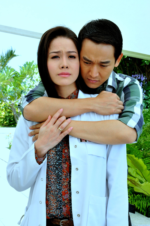 Vĩ Văn khóc trên vai Nhật Kim Anh - Hình 1