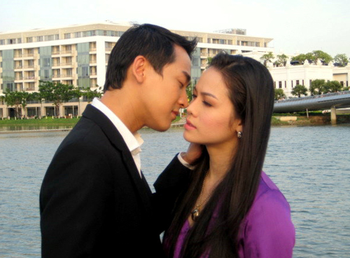 Vĩ Văn khóc trên vai Nhật Kim Anh - Hình 11