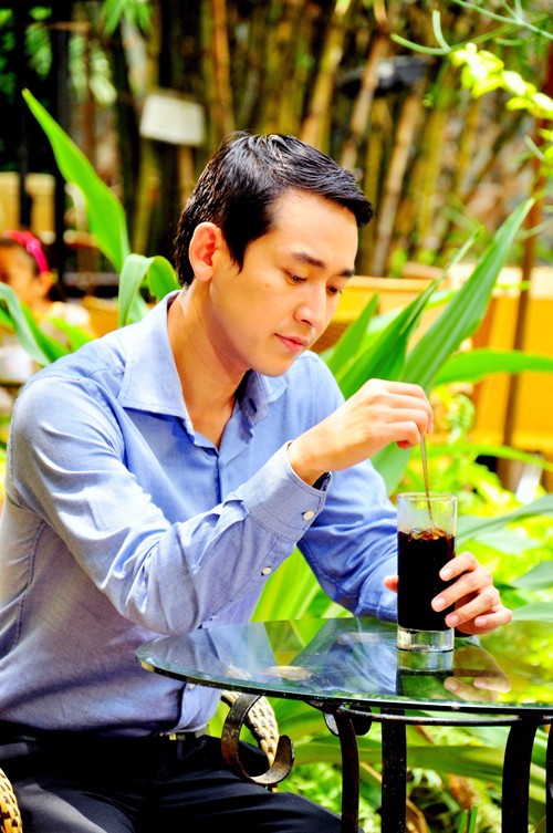 Vĩ Văn khóc trên vai Nhật Kim Anh - Hình 4
