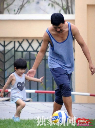 Con trai Đổng Khiết tung tăng đá bóng - Hình 1