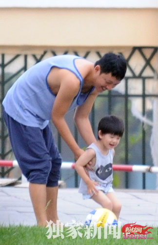 Con trai Đổng Khiết tung tăng đá bóng - Hình 2