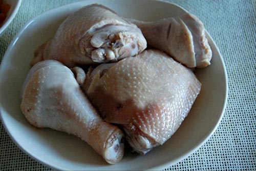 Lạ miệng với gà nấu nho khô - Hình 1