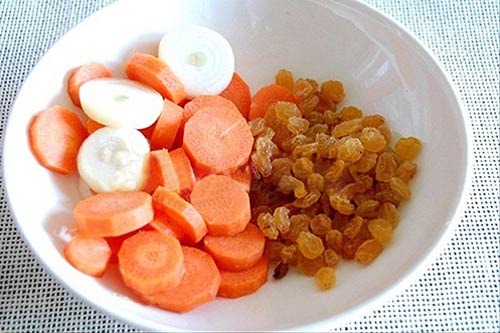Lạ miệng với gà nấu nho khô - Hình 2
