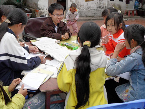 Người thầy đi bằng... hai tay - Hình 1