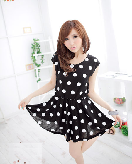Nữ tính với váy liền họa tiết chấm bi - Hình 22