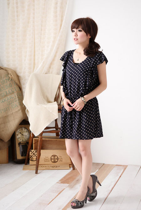 Nữ tính với váy liền họa tiết chấm bi - Hình 37