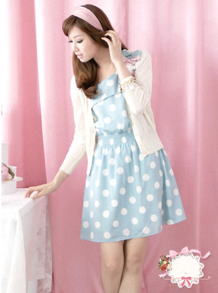 Nữ tính với váy liền họa tiết chấm bi - Hình 25