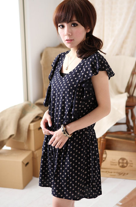 Nữ tính với váy liền họa tiết chấm bi - Hình 39