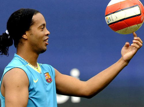Ronaldinho bị bố vợ... trù dập - Hình 1